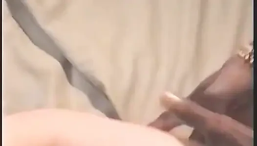Tante seksi ini dientot habis-habisan sama kontol besar pria kulit hitam sambil jilat memek berbulunya