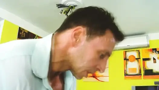 Adegan 2: cewek cantik rambut cokelat dengan pantat bahenol dan toket besar lagi asik dicrot di wajah