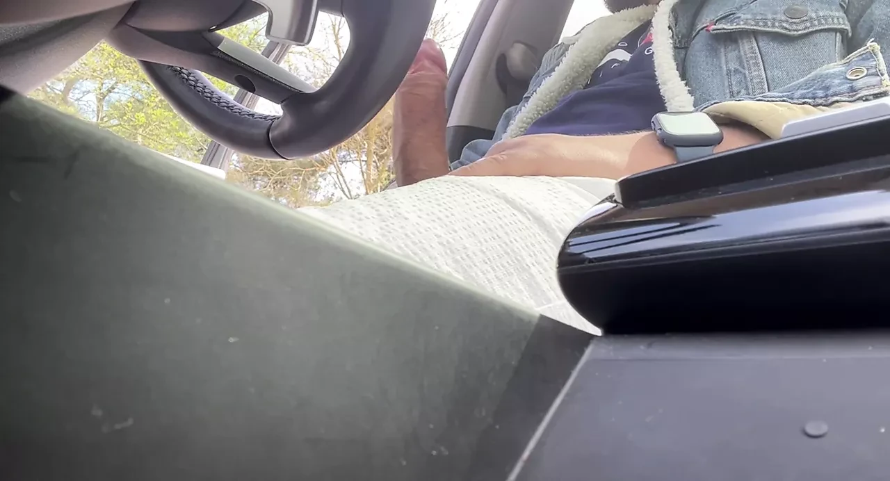 Oženjeni muškarac uhvatio kako drka u autu