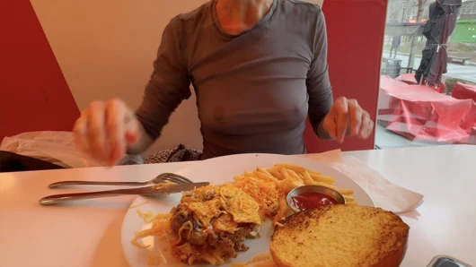 Das mittagessen in einem restaurant mit total hauchdünnen brustwarzen und sexy möpsen zeigt
