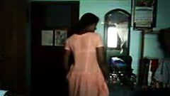 Sexy postava chlupaté tamilské indické dívky předvádí své křivky