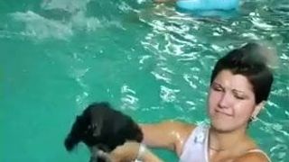 Schamlose Party-Schätzchen werden am Pool geknallt