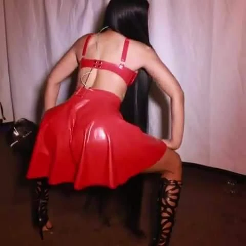 Nicki Minaj Twerking Backstage!