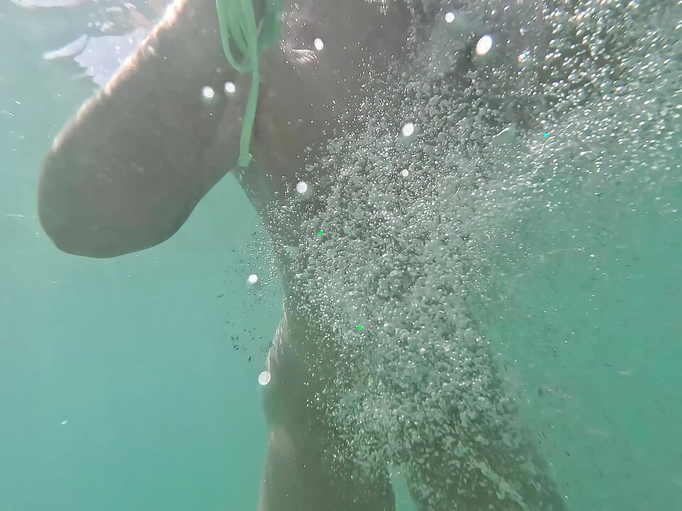 いたずらなブロンドが屋外でおしっこをし、水中で泳ぐ