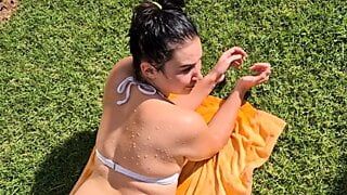 Meando en mi novia acostada en bikini bronceándose