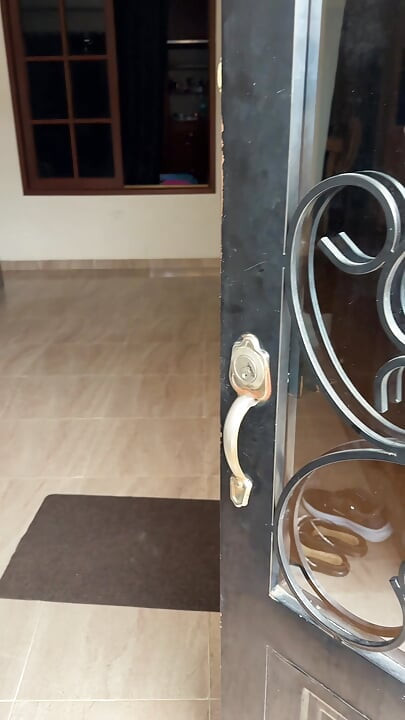 Ma voisine m’appelle chez elle pour me donner des suppléments pour la salle de sport