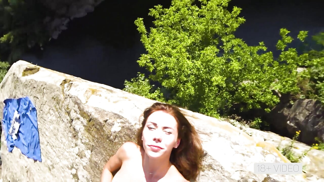 WILD OPENBAAR NEUKEN OP EEN HOGE KLIF IN CANYON. MIA BANDINI