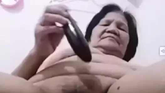 Mi novia abuela filipina de 67 años usa una berenjena como consolador, parte 3