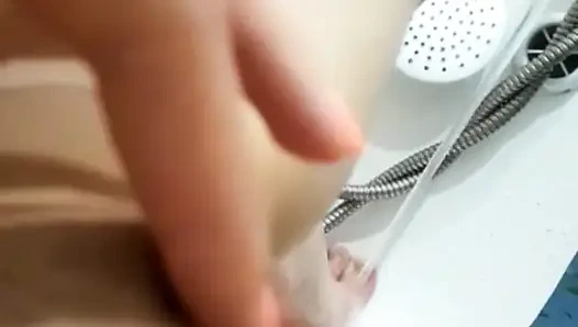 Archiv-video. Masturbieren im badezimmer.