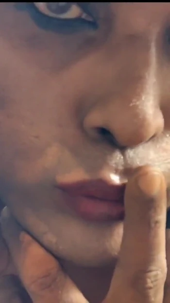 Moment clé de « Travesti - éjaculation entièrement nue »