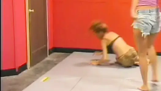 Рыжая шлюшка с большими сиськами трахает горячую крошку на ринге