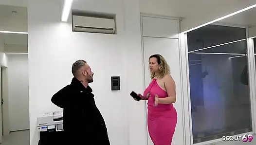 Alman büyük doğal memeli iri güzel kadın olgun Kathy çocuğu sert sikişmesi için derinden baştan çıkarıyor