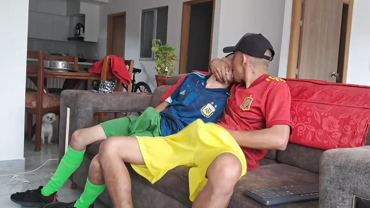 दोस्त आपके अंग्रेजी टीचर का लंड खाते हैं