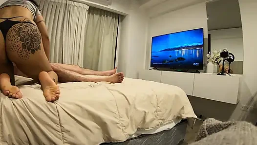 Cewek semok ini lagi asik ngentot kontol pria asing tanpa kondom