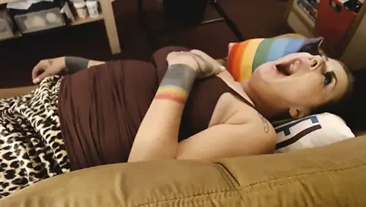 Müde MILF auf der Couch Glutschen