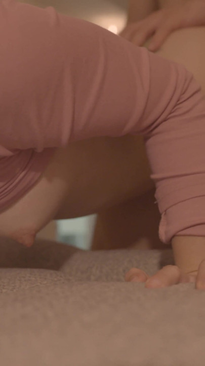 İnce bir güzellik kanepede harika vakit geçiriyor | Klip 1