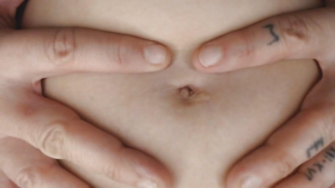 肚子按钮玩耍时间浸渍拍打颤抖的肚子