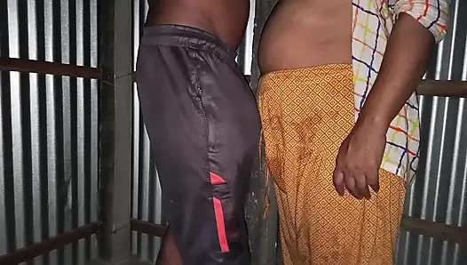 Seksi rumah sendirian pertama kali desi