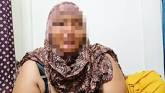 Hintli köy açık havada kızlar eve geldi ve yarak emiyor