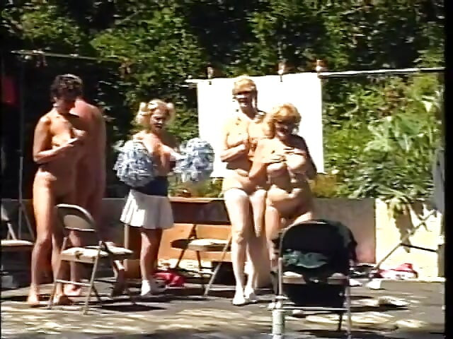 Sexorgie med knopper og modne knepper hardcore og sutter pik udendørs