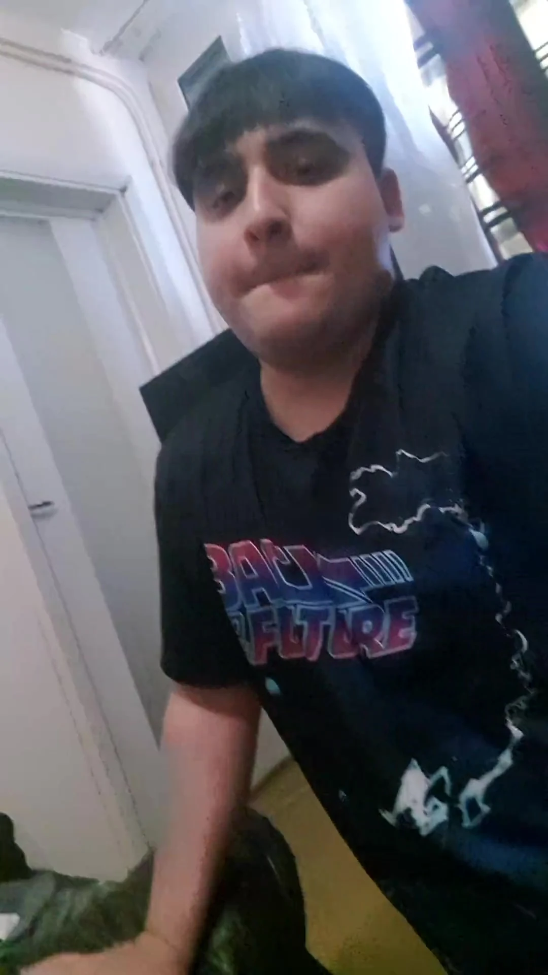 Sevimli acemi twink göt deliğini genişletmek istiyor