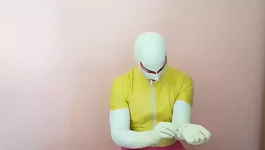 Lastik adam renkli lastik giysiler içinde daha fazla lastik giydiriyor