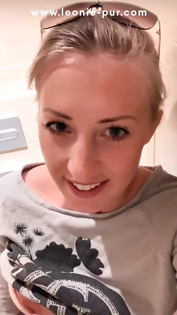 餐厅里的饥渴！手指在马桶上达到高潮