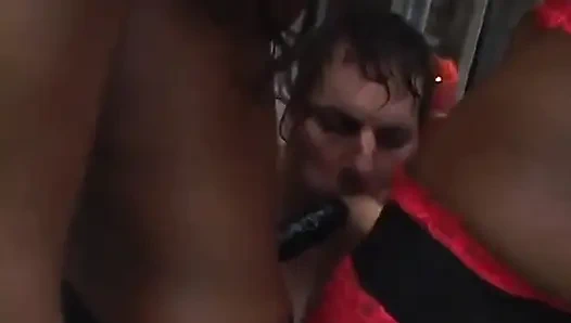 Сексуальный страпон, владеющие черными телочками, имеют белого чувака на диване и в бассейне