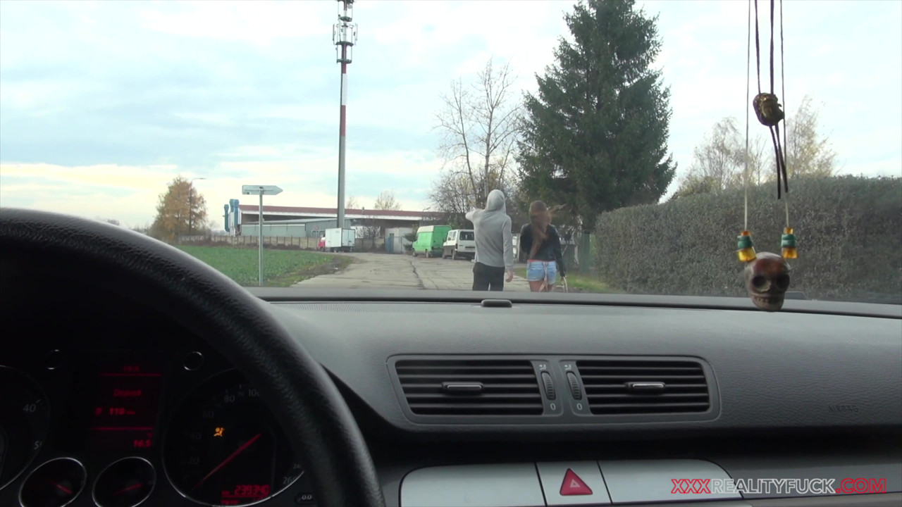 アミラ・アダラは、壊れた車のために素晴らしいフェラチオと素敵なファックを与えます