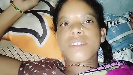 Dari sini, saya mengajari istri saya cara berhubungan seks dengan pantatnya, lalu istri mulai memasukkan penis ke pantatnya sendiri