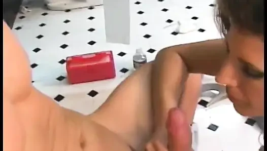 Büyük memeli güzel esmer orta yaşlı seksi kadın erkek arkadaşının işemesini izlemeyi seviyor