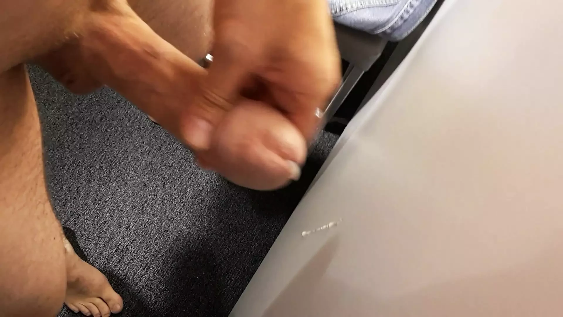 Helt naken i omklädningsrummet runkar av och sprutar