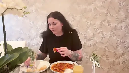 Miss ffw lagi asik makan pizza keju dan doughball
