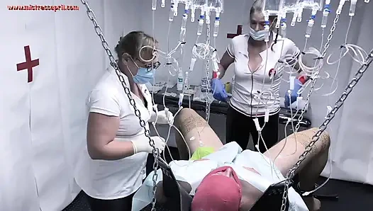 Dominatrix sahibe April, gerçek göğüslerini alıyor