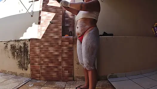 Ein freches kleines verheiratetes Mädchen hat die Haare am ganzen Körper gebleicht und zieht sich nackt im Garten aus, um den Nachbarn zu zeigen