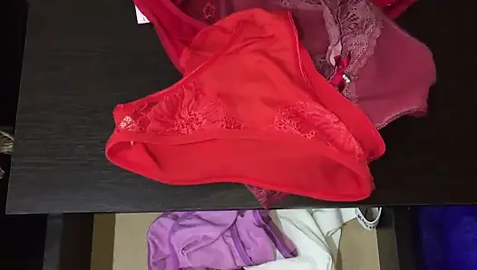 Alice yeni külotunu gösteriyor