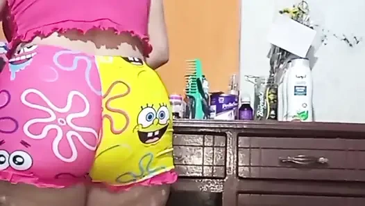 Шлюха моей мачехи соблазняет меня и следует за мной