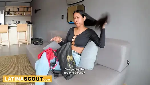 Büyük şişman götlü latin genç kız üstüne çıkıyor ve boşalana kadar büyük zenci yarağı üreticisine biniyor