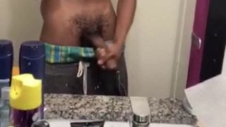 Une grosse bite noire se masturbe dans la salle de bain
