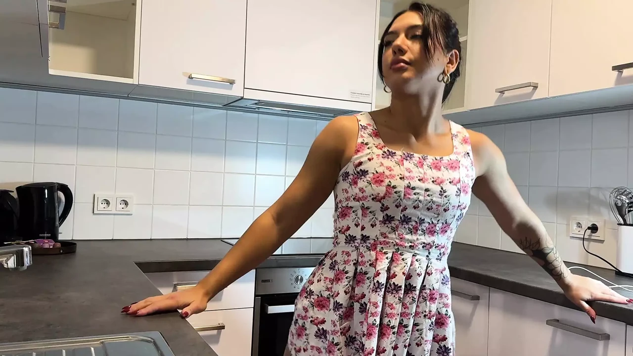Ateşli esmer canı sıkılan evli kadın mini modifiye güneş elbisesiyle mutfakta sıkı tıraşlı amını teşhir ediyor