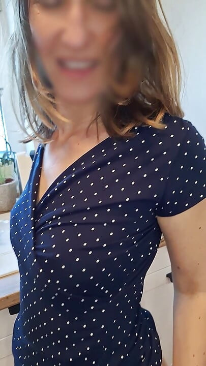 Mutfakta sert sikişen orta yaşlı seksi kadın fışkırtırken çok inliyor, götünü sikiyor, yalıyor ve mutfak aletini sokuyor