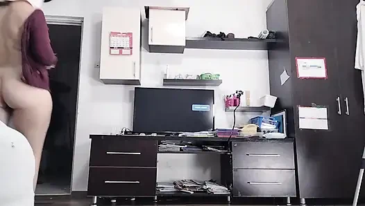 Istri amatir bersenang-senang mencoba pakaian dan memotongnya