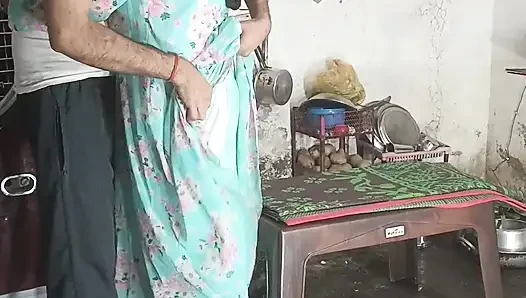 Büyük göt sikiliyor, tüm yarağı götten aldıktan sonra, Hintçe ses domaltarak çığlık atmaya başladı.