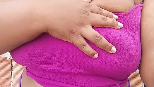 Freche bbw-ehefrau zeigt ihre riesigen titten und ihre heiße haarige muschi im freien