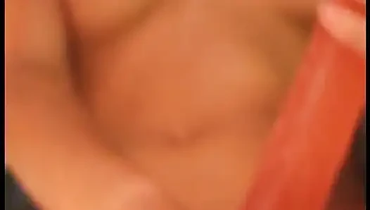Çekici sarışın bebek amcığını büyük bir oyuncakla dolduruyor