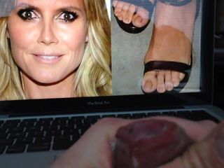 Masturbando-se com os pés sensuais de Heidi Klum