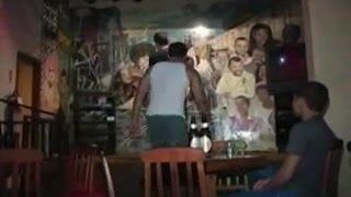 Twink brasileño follado por dos bailarinas