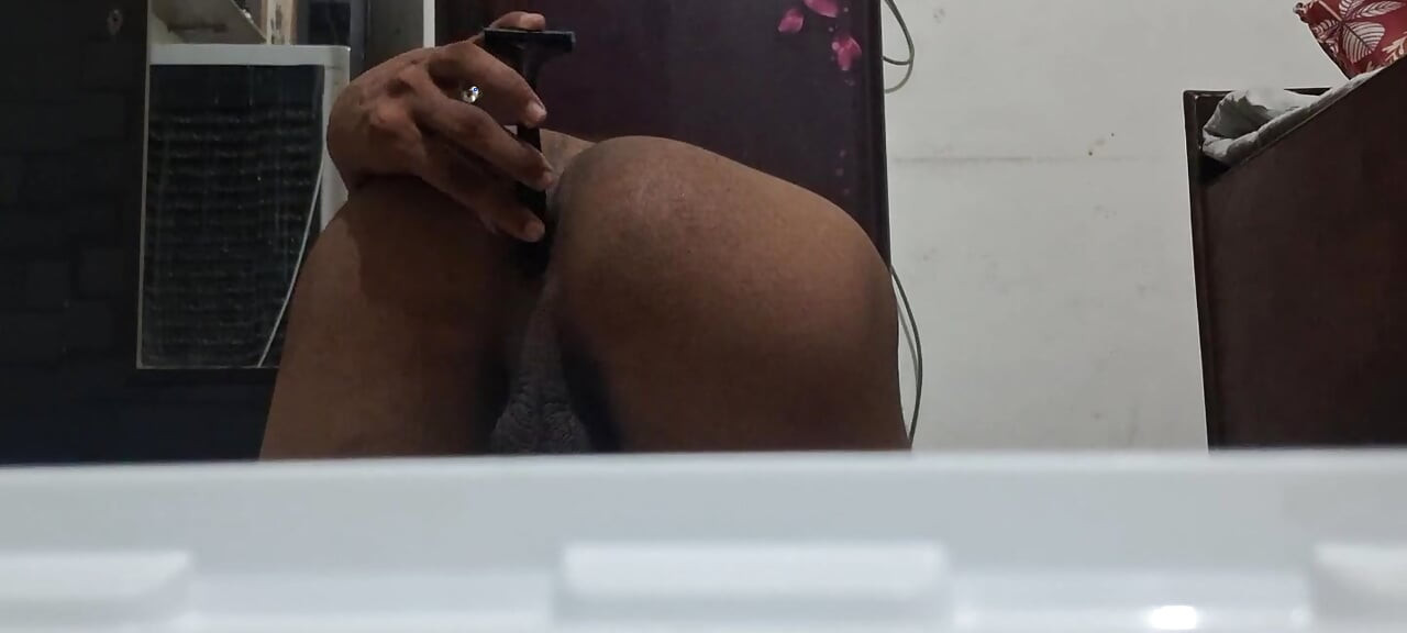 Ek indian gay ladka apni gand ke bal saf karta hai or fir usme ungli dalta hai or fir aise hi gandmasti karta hai
