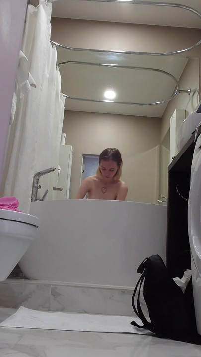 Cewek sange ini lagi asik sembunyiin kamera di kamar mandi sambil nonton pacarku