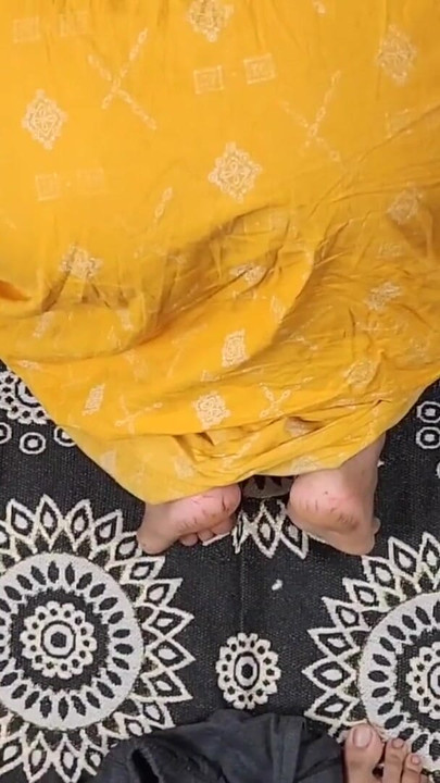 "Riya बिस्तर के नीचे फंस गई, मैंने उसकी गीली चूत को पीछे से चोदा"